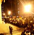 <p>Ontem, milhares voltaram a se reunir em frente à prefeitura da capital gaúcha</p>  Foto: Luciano Leon / Franco Guizzetti
