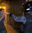 <p>Policial militar joga gás de pimenta no rosto de uma mulher durante o protesto no Rio de Janeiro</p>  Foto: AP
