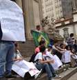 18 de junho - Jovens repudiaram atos de vandalismo e pediram desculpas por ações de minoria na Alerj  Foto: Giuliander Carpes / Terra