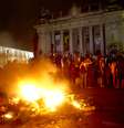 <p>O grupo tentou invadir a Assembleia Legislativa do Rio de Janeiro (Alerj), mas a Tropa de Choque chegou lançando bombas de gás lacrimogêneo</p>  Foto: Mauro Pimentel / Terra