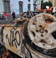 <p>A região central do Rio de Janeiro mostra o resultado de noite de violência na segunda-feira, que teve confronto entre policiais militares e um grupo de manifestantes</p>  Foto: Daniel Ramalho / Terra