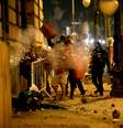 <p>Noite de protesto que reuniu 100 mil pessoas no Rio de Janeiro terminou em confronto de algumas dezenas de pessoas com policiais militares</p>  Foto: Mauro Pimentel / Terra