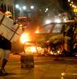 <p>Um grupo tentou invadir a Assembleia Legislativa do Rio de Janeiro (Alerj), mas a Tropa de Choque chegou lançando bombas de gás lacrimogêneo</p>  Foto: Mauro Pimentel / Terra