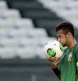 <p>Neymar faz reconhecimento do gramado no Estádio do Castelão</p>  Foto: Ricardo Matsukawa / Terra