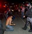 <p>Noite de protesto que reuniu 100 mil pessoas no Rio de Janeiro terminou&nbsp;em confronto de algumas dezenas de pessoas com policiais militares</p>  Foto: Mauro Pimentel / Terra