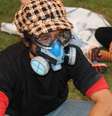 <p>Manifestante se previne contra o gás lacrimogêneo</p>  Foto: Diego Garcia / Terra