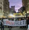 <p>Protesto reúne mais de 15 mil pessoas nesta segunda-feira nas ruas de Curitiba, no Paraná</p>  Foto: Roger Pereira / Especial para Terra