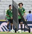 <p>Neymar e David Luiz preparam barreira; treino específico de faltas para encerrar o jejum no fundamento.</p>  Foto: Ricardo Matsukawa / Terra