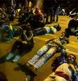 <p>Policiais que permaneceram dentro do palácio foram hostilizados por um grupo, que por volta da 1h30 da manhã reunia cerca de 200 pessoas</p>  Foto: Fernando Borges / Terra