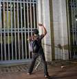 <p>Jovem arremessa pedras contra janelas da prefeitura de São Paulo</p>  Foto: Ale Vianna / Brazil Photo Press