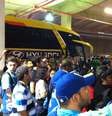 <p>Voluntários da Copa das Confederações se aglomeraram em volta do ônibus da Seleção Brasileira nesta terça-feira para assediarem os atletas</p>  Foto: Celso Junior / Terra
