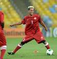 <p>Taiti treina feliz no Maracanã para ficar pelo menos meia hora sem sofrer gols contra Espanha</p>  Foto: Daniel Ramalho / Terra
