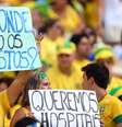 <p>Torcedores se manifestam em estádio; Brasil x México foi disputado em meio a efervescência no País </p>  Foto: Getty Images 