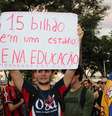 <p>Manifestantes protestam conrta o dinheiro gasto para a construção de estádios para a Copa do Mundo</p>  Foto: Diego Garcia / Terra