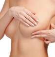 Mamoplastia redutora é indicada para mulheres que desejam diminuir o volume, o peso e também para melhorar o aspecto estético dos seios  Foto: Shutterstock