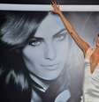 <p>Isabeli Fontana investiu em vestido com decote</p>  Foto: Caio Duran / AgNews