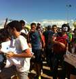 Fora de estádio, manifestantes pediram para torcida cantar Hino Nacional de costas  Foto: Fábio de Mello Castanho / Terra