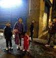 A jovem Marcela deixa com os filhos e um casal de vizinhos o hotel ocupado após incêndio  Foto: Fernando Borges / Terra