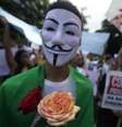 <p>Manifestante participa de protesto em Salvador usando máscara inspirada no soldado britânico</p>  Foto: Raul Golinelli / Futura Press