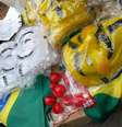 <p>Banca oferece uma máscara normal, na cor branca, e outra na versão amarela, além de bandeiras e nariz de palhaço</p>  Foto: Daniel Fernandes / Terra