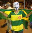 <p>Torcedores deixaram o Maracanã direto para o protesto</p>  Foto: Giuliander Carpes / Terra