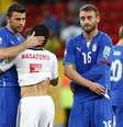 <p>Barzagli (à esq.) e De Rossi se assustaram com "umidade maluca" do Recife</p>  Foto: Marcelo Pereira / Terra