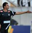 <p>Técnico Claudinei Oliveira admitiu que esperava a contratação de Robinho, mas externou que Santos deve anunciar reforços</p>  Foto: Ivan Storti / Agência Lance
