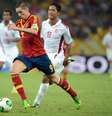 <p>Torres fez quatro gols e depois tirou fotos com taitianos no vestiário</p>  Foto: Daniel Ramalho / Terra