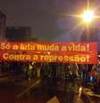 <p>Chuva e frio arrefeceu mas não impediu nova noite de protestos no Paraná</p>  Foto: Joyce Carvalho / Especial para Terra