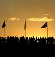 <p>Manifestantes se reúnem ao por do sol antes do início dos protestos na Esplanada dos Ministérios, em Brasília</p>  Foto: AFP