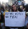 <p>Garota carrega cartaz contra a Fifa em protesto ocorrido em Belo Horizonte</p>  Foto: Diego Garcia / Terra