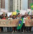 <p>Marcha de manifestantes na Barra da Tijuca, zona oeste do Rio, pede o combate à corrupção</p>  Foto: Jadson Marques / Futura Press