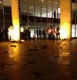 <p>Repórteres se abrigam durante o confronto entre PMs e manifestantes na capital federal</p>  Foto: Gustavo Gantois / Terra