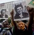 <p>Manifestantes marchando pelas ruas do Rio de Janeiro em junho de 2013</p>  Foto: Mauro Pimentel / Terra