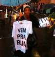 Comerciante vende camisetas com o lema dos protestos que se espalharam pelo País  Foto: Daniel Favero / Terra
