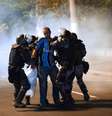 <p>Jovem sendo detido em Niterói (RJ), no dia 19 de junho de 2013</p>  Foto: AFP