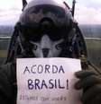 Imagem de um suposto piloto da FAB protestando em pleno voo foi compartilhada na internet  Foto: Facebook / Reprodução