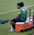 <p>Com torção no tornozelo, Paulinho não enfrenta a Itália</p>  Foto: Ricardo Matsukawa / Terra