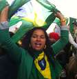 <p>Mulher segura a bandeira do Brasil em protesto realizado em Paris em apoio às manifestações no País</p>  Foto: Mario Camera / Especial para Terra