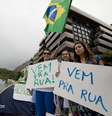 <p>Grupo pede apoio de quem passa pela esquina da rua Aristides Espínola com a avenida Delfim Moreira, no Rio</p>  Foto: Mauro Pimentel / Terra