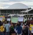 <p>Manifestantes mostram cartazes e gritam palavras de ordem ao Congresso Nacional, que estava vazio</p>  Foto: Wilson Dias / Agência Brasil