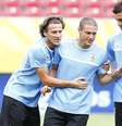 <p>Diego Forl&aacute;n e Diego P&eacute;rez (esquerda e centro) ficaram presos em elevador</p>  Foto: Marcelo Pereira / Terra
