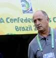 Técnico Luiz Felipe Scolari observa com atenção   Foto: Ricardo Matsukawa / Terra