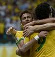 <p>Neymar abraça seus compnheiros; mais uma decisivo</p>  Foto: Ricardo Matsukawa / Terra