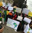 <p>Brasileiros se reuniram em frente à embaixada brasileira em Santiago</p>  Foto: Óscar Fuchslocher / vc repórter