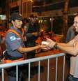 <p>Manifestantes oferecem pedaços de bolo a policiais em um protesto perto da casa de Sérgio Cabral</p>  Foto: AFP