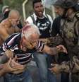 <p>Homem ferido durante protesto em Belo Horizonte, na primeira Fase da Copa das Confederações</p>  Foto: AP