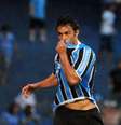 <p>Ex-Palmeiras, Kleber Gladiador é reserva no Grêmio; Santos promete contratar dois atacantes e anunciar um até a semana que vem</p>  Foto: Ricardo Rímoli / Agência Lance