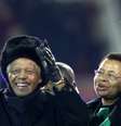 <p>Antes da final da Copa do Mundo de 2010, realizada na África do Sul, Mandela percorreu o gramado do Soccer City </p>  Foto: AFP