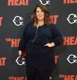 <p>A atriz Melissa McCarthy mostra elegância no tapete vermelho com look em tamanho grande</p>  Foto: Getty Images 
